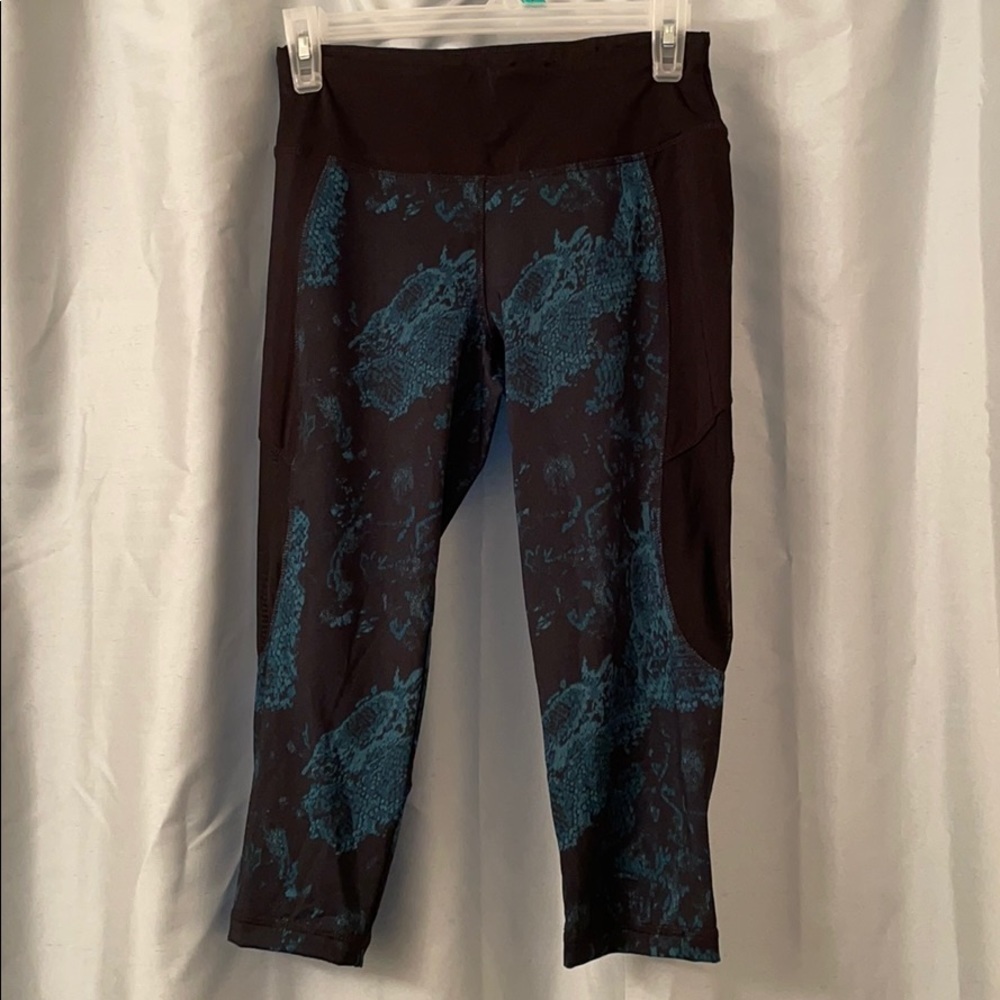 Crivit Blue and black patterned cropped leggings with mesh sidings size small